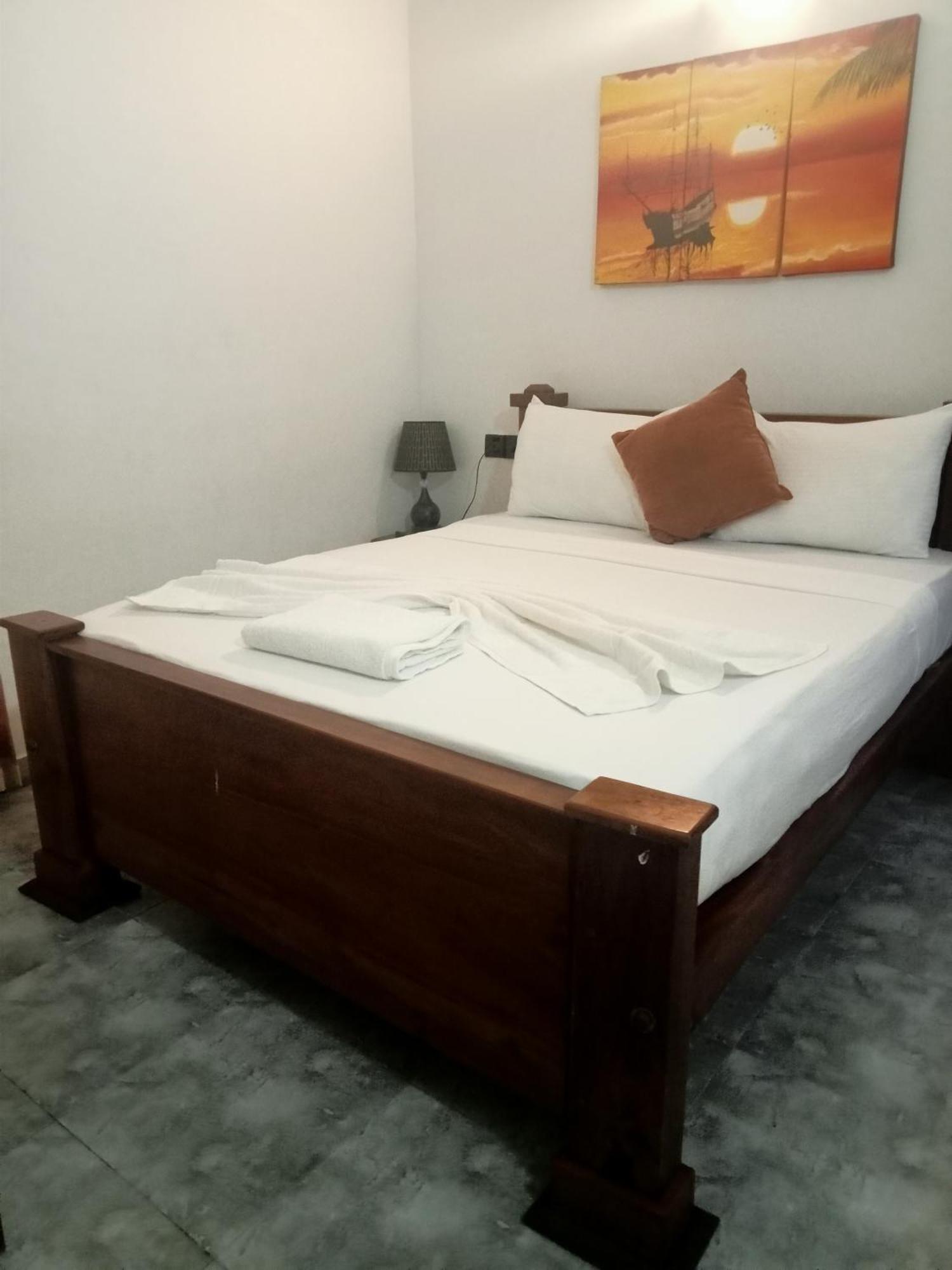 Oviniru Beach Hotel Negombo Exterior photo