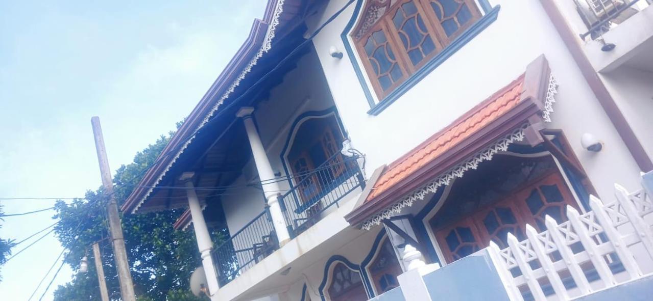 Oviniru Beach Hotel Negombo Exterior photo