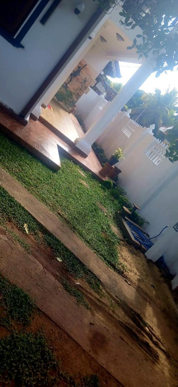 Oviniru Beach Hotel Negombo Exterior photo
