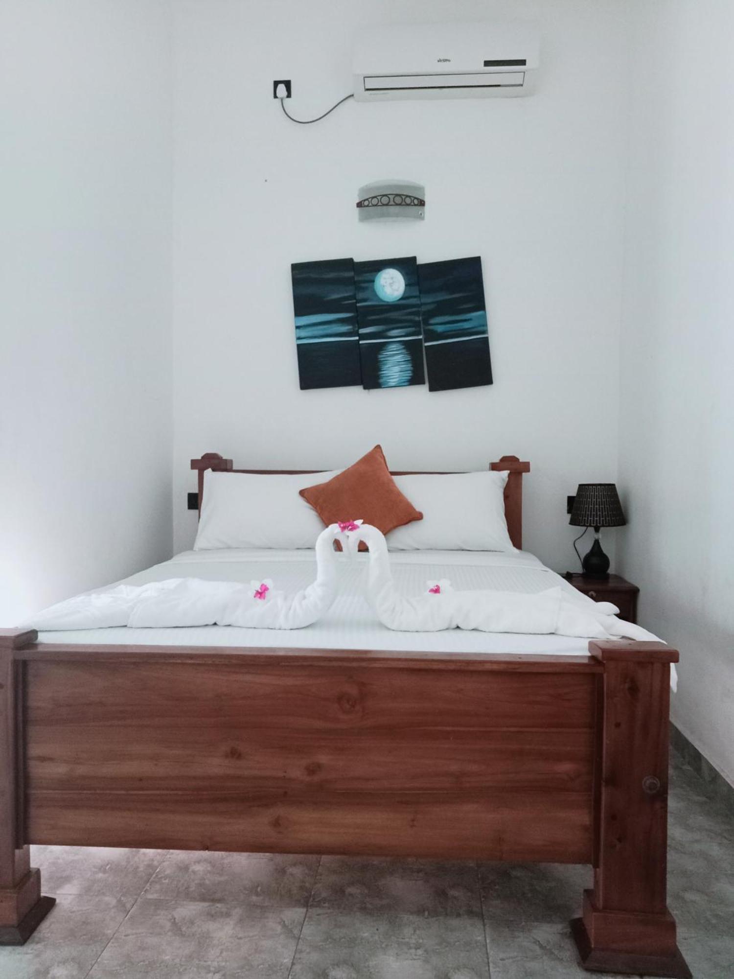 Oviniru Beach Hotel Negombo Exterior photo