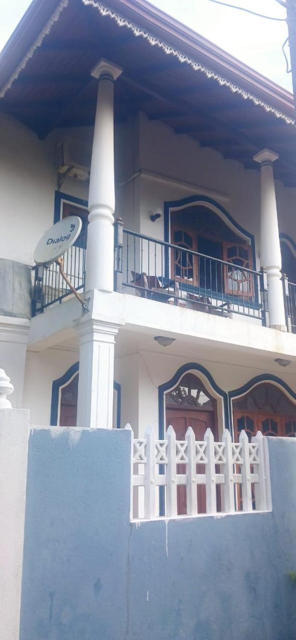 Oviniru Beach Hotel Negombo Exterior photo