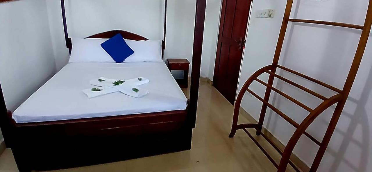 Oviniru Beach Hotel Negombo Exterior photo