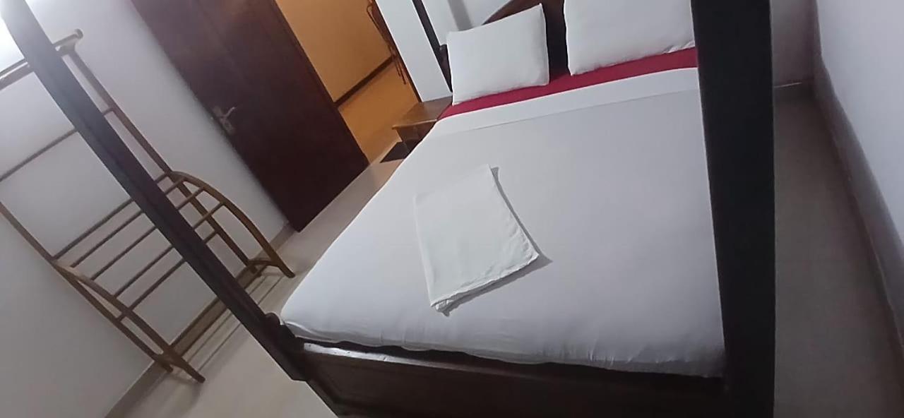 Oviniru Beach Hotel Negombo Exterior photo